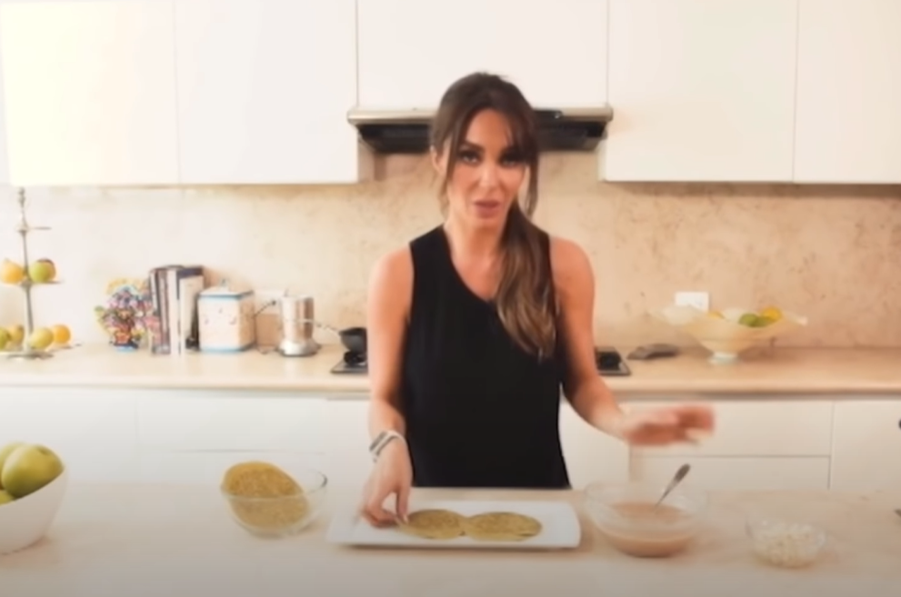 Le llueven memes a Anahí por su receta de enfrijoladas