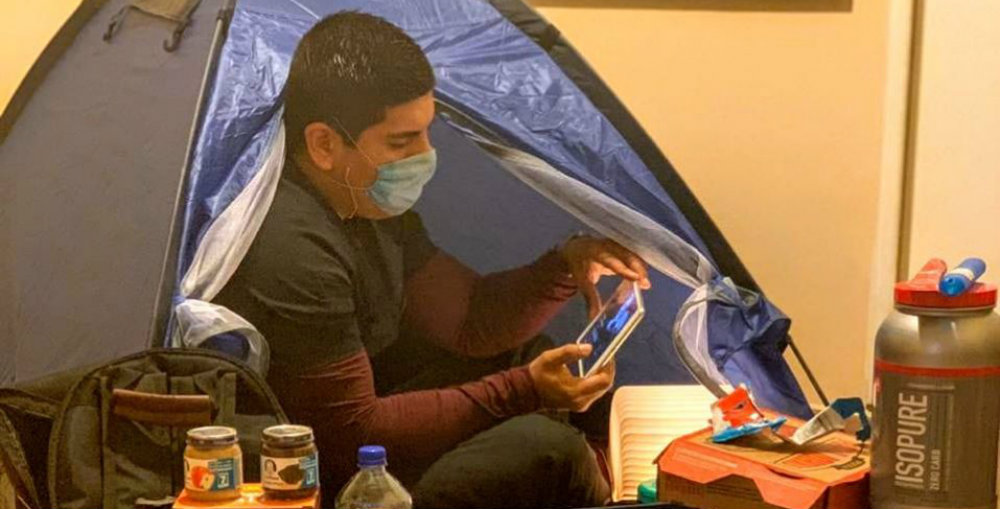 Médico duerme en casa de campaña para proteger a su esposa