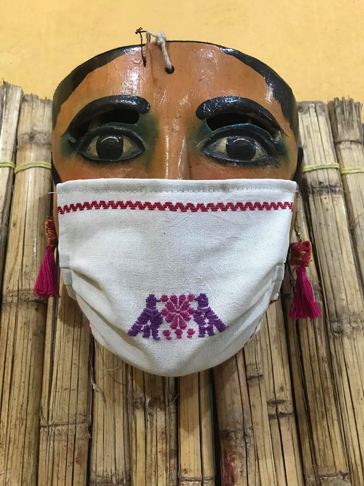 Artesanos de Puebla venden cubrebocas bordados para subsisitir