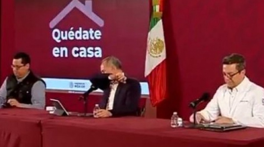 López-Gatell tose en plena conferencia y le llueven los memes