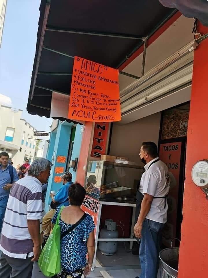 Local de carnitas regala comida a comerciantes que se quedaron sin ventas
