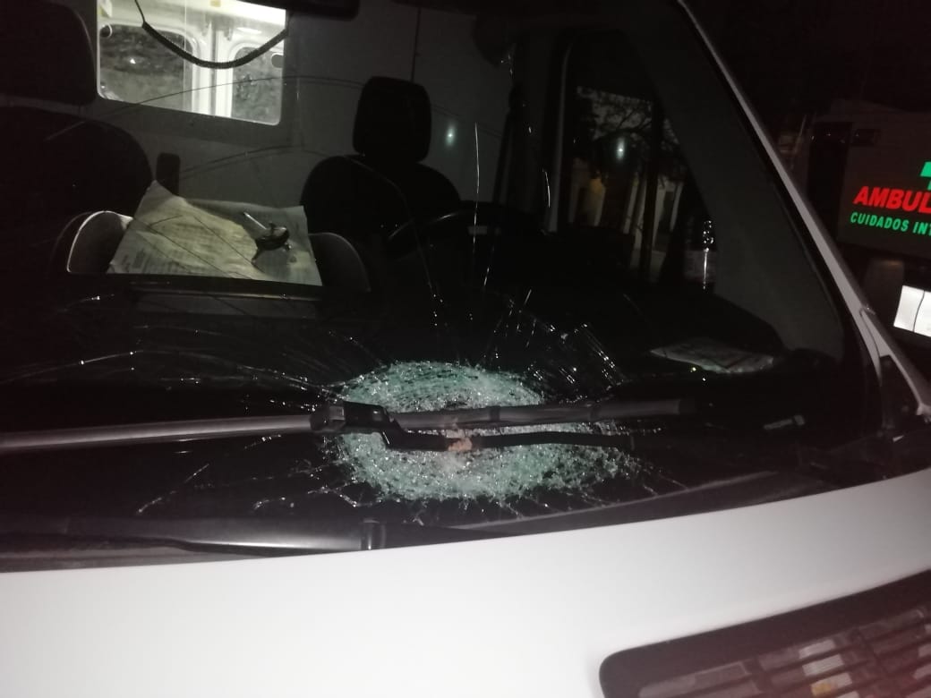 Vecinos agreden a ambulancia que trasladaba a paciente con COVID-19
