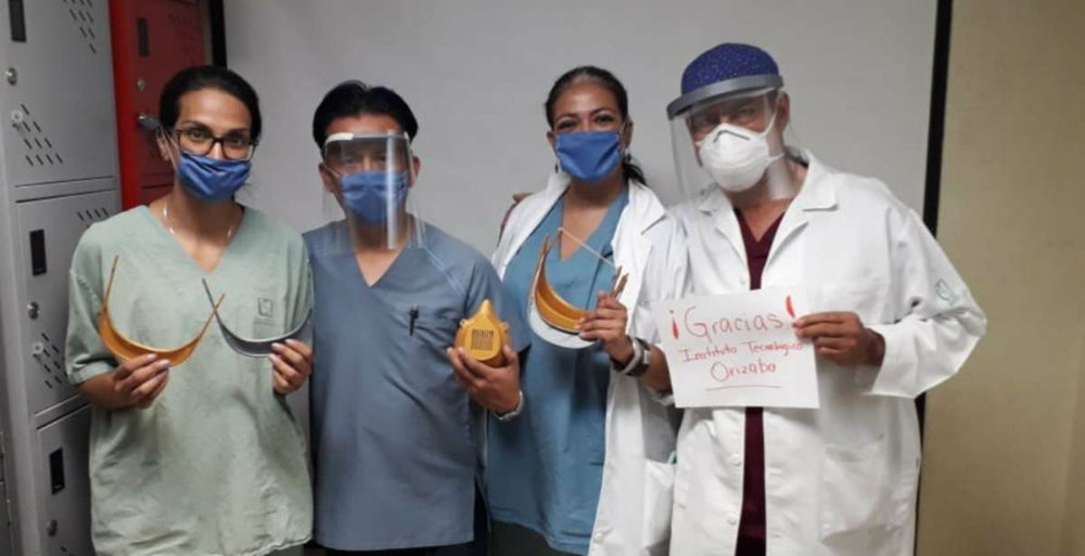 Veracruzano fabrica protectores faciales para médicos que atienden COVID-19