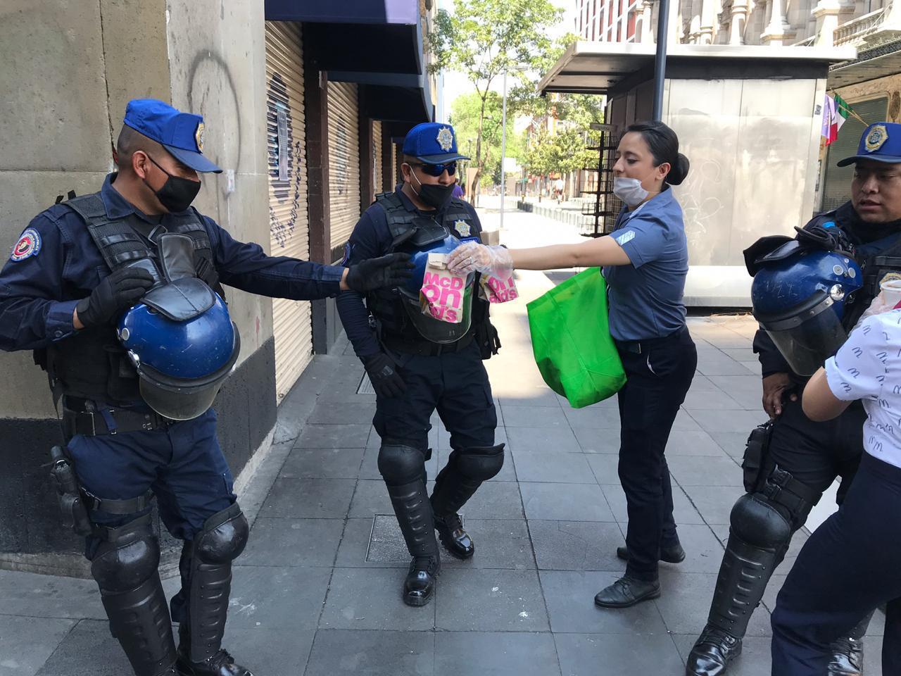 McDonald's regala comida a policías que trabajan pese al COVID-19