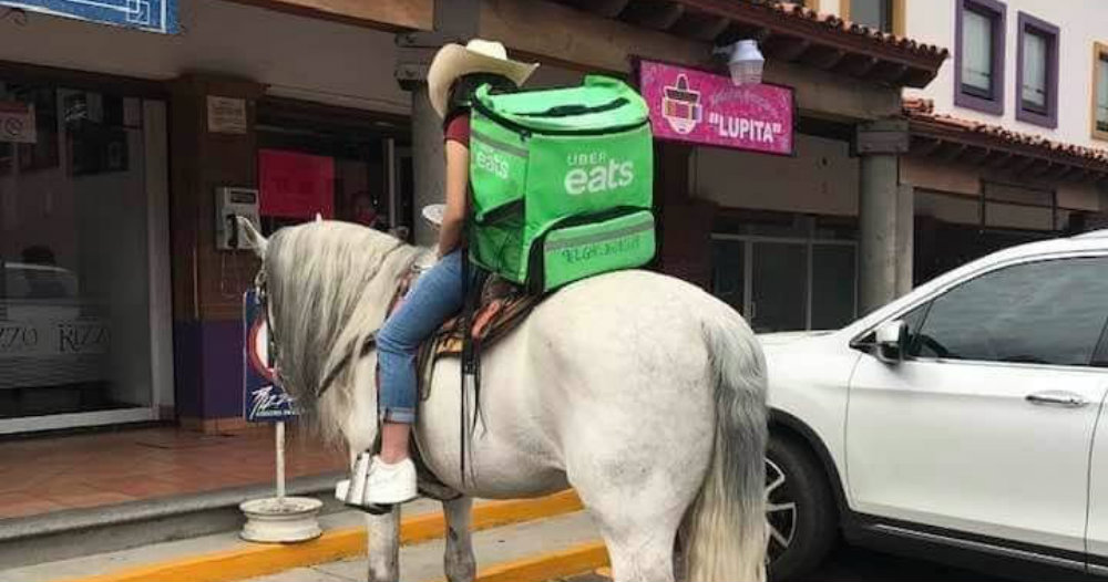Repartidora de Uber Eats entrega sus pedidos en caballo