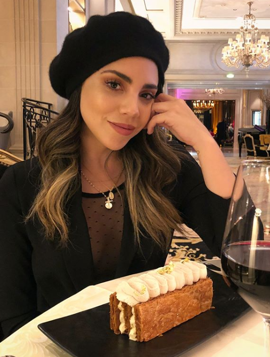 mujer con boina negra