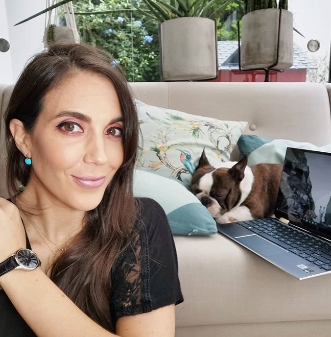 mujer con labios pintados de rosa
