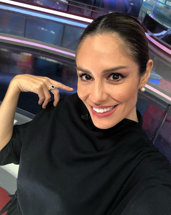 mujer con blusa negra