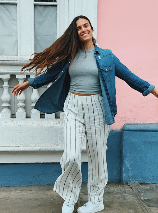 mujer con camisa de mezclilla