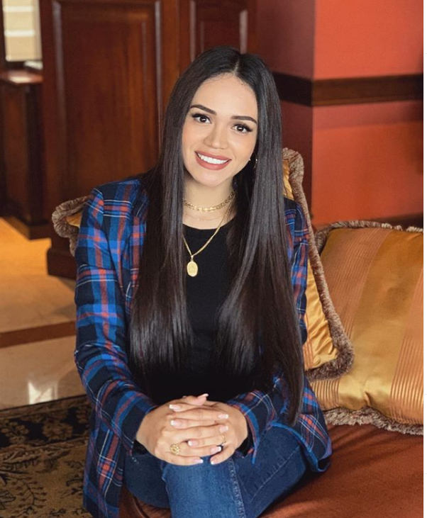 mujer de pelo negro sonriendo