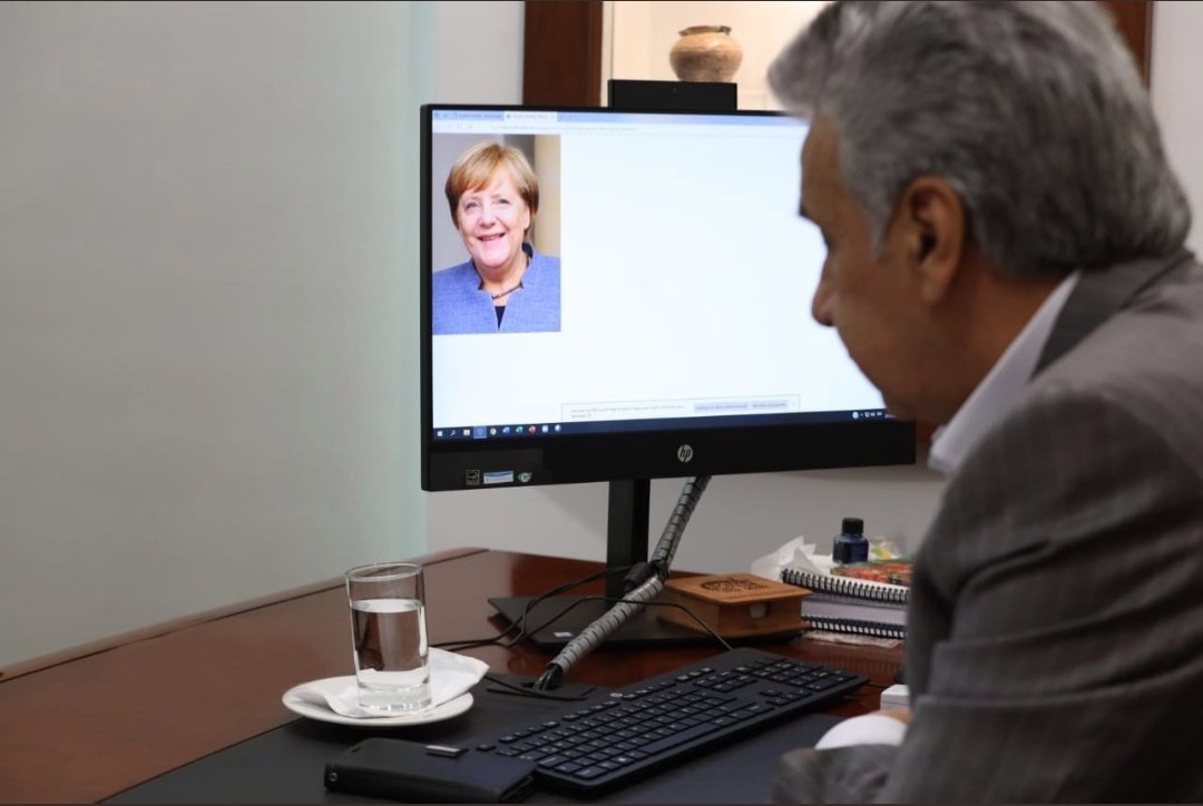 Presidente de Ecuador presume "llamada" con Merkel y lo tunden con memes