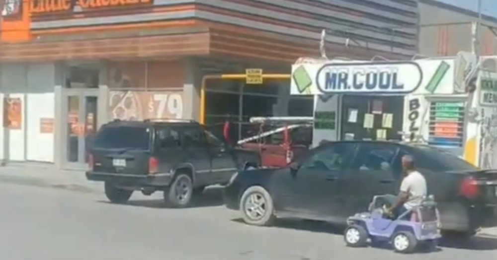 Hombre usa un jeep de juguete para ir a comprar pizzas