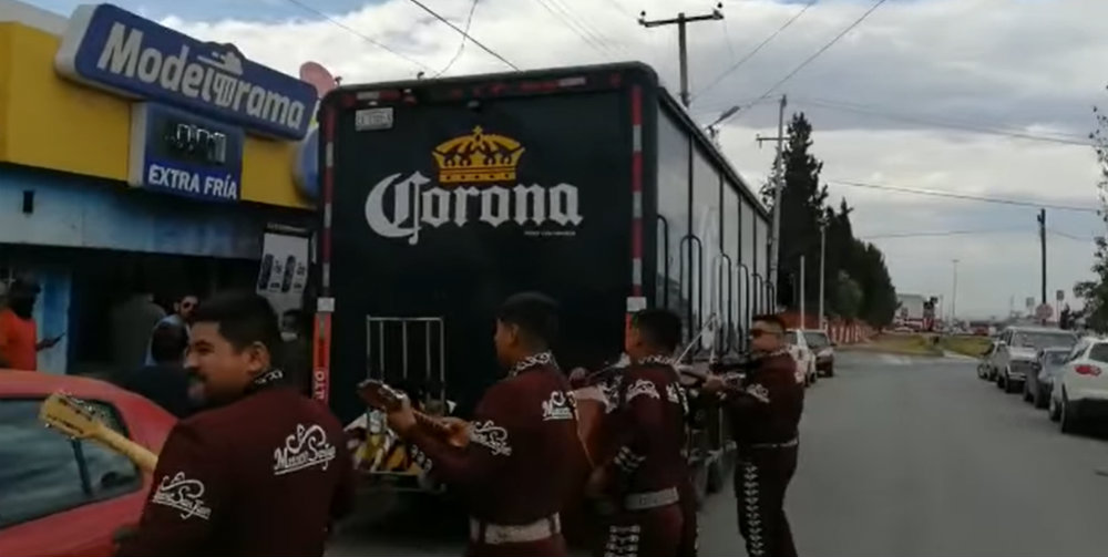 Con mariachis reciben a camión de cervezas en Coahuila (VIDEO)