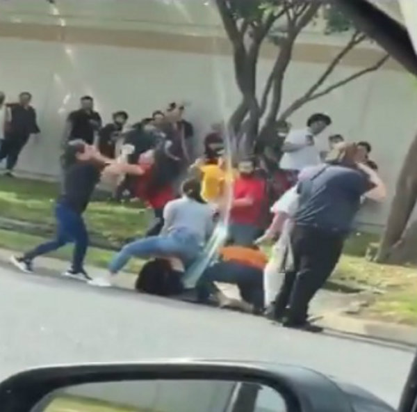 Reabren tienda de ropa y se pelean por un lugar para entrar