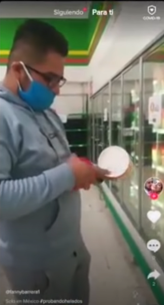 Hombre lame un helado de Bodega Aurrerá y lo regresa