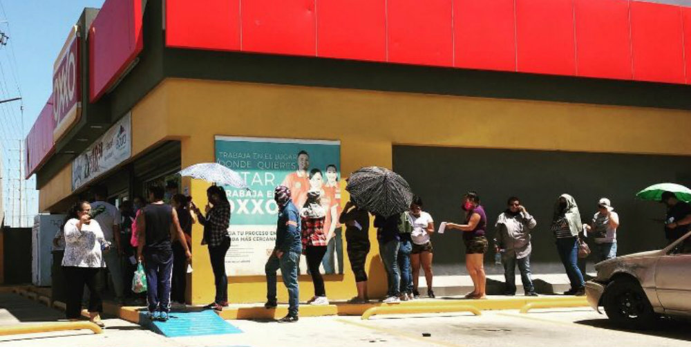 Hombre se forma para comprar cervezas y se contagia de COVID-19