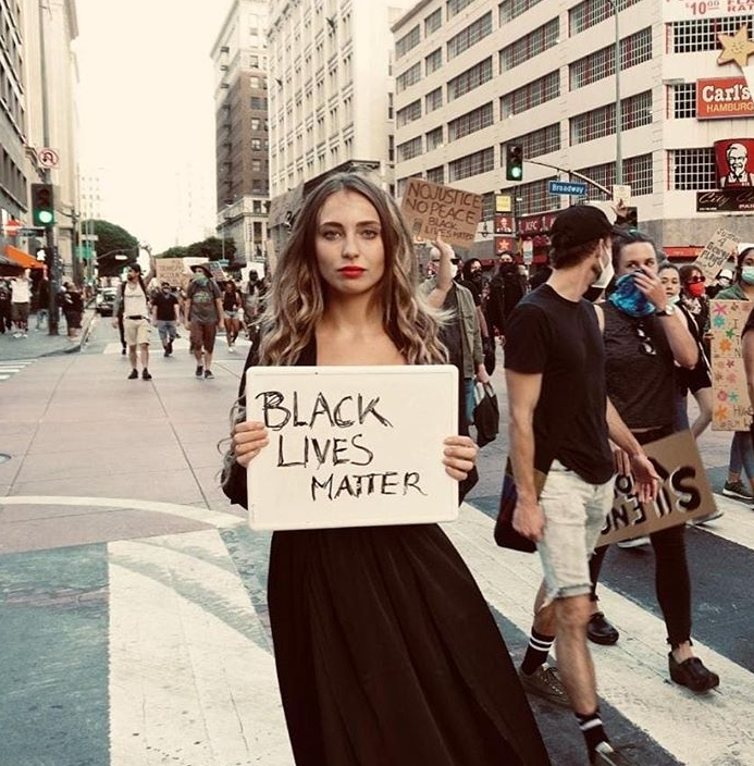 Influencer posa en medio de una protesta y le llueven críticas