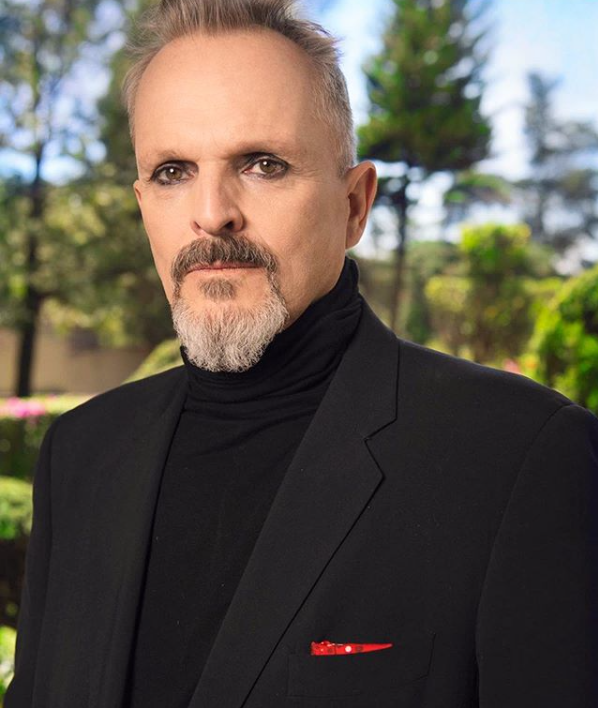 Bosé asegura que Bill Gates busca controlar el mundo con vacunas