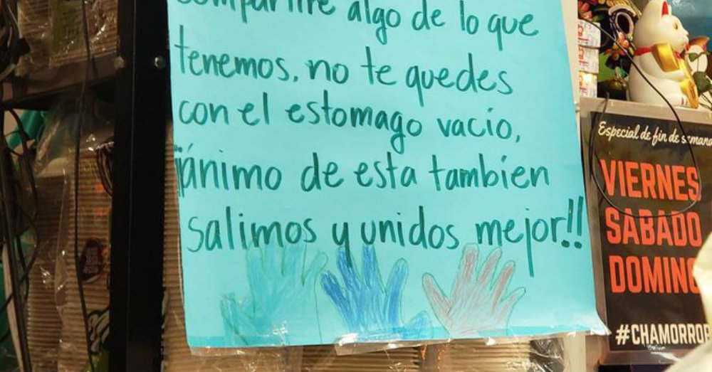 Puesto en la Roma regala comida a personas que se quedaron sin empleo