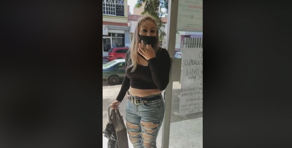 Mujer se niega a usar bien el cubrebocas porque arruina su maquillaje