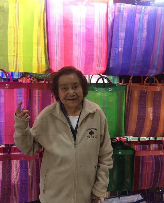 Abuelita fabrica bolsas como las de Zara, pero en 20 pesos