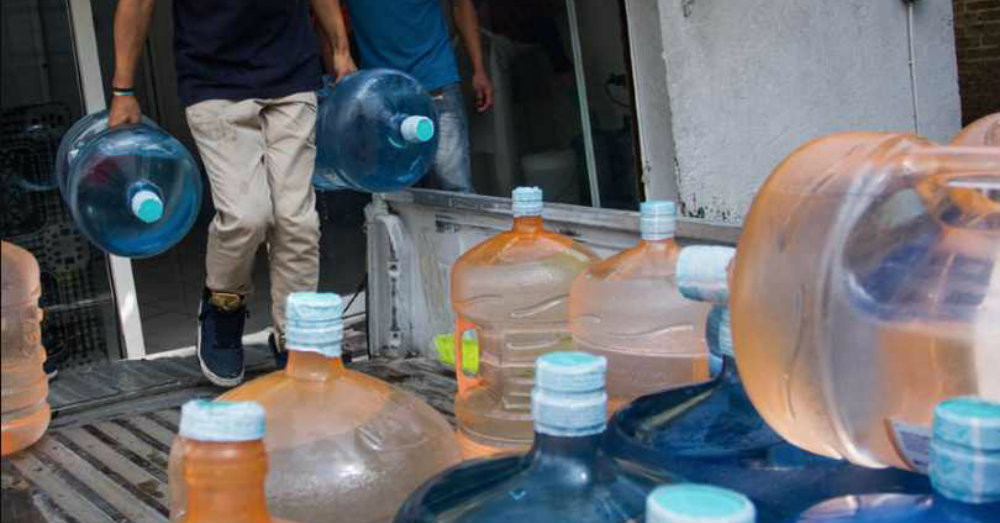 Encuentran residuos fecales en garrafones que se venden en CDMX