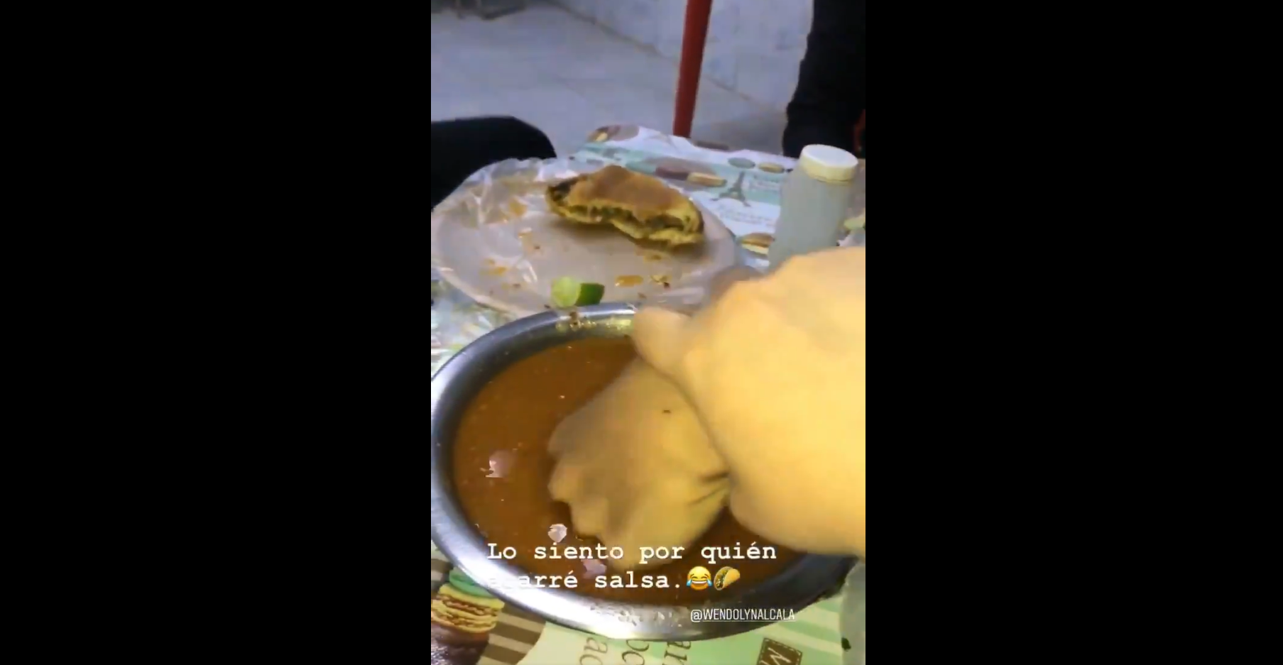 Exhiben a joven que metió la mano en salsa de una taquería