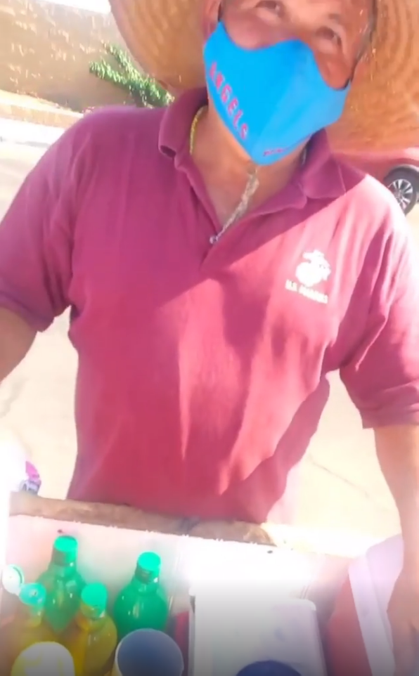 Estadounidense le compra todos sus elotes a vendedor mexicano