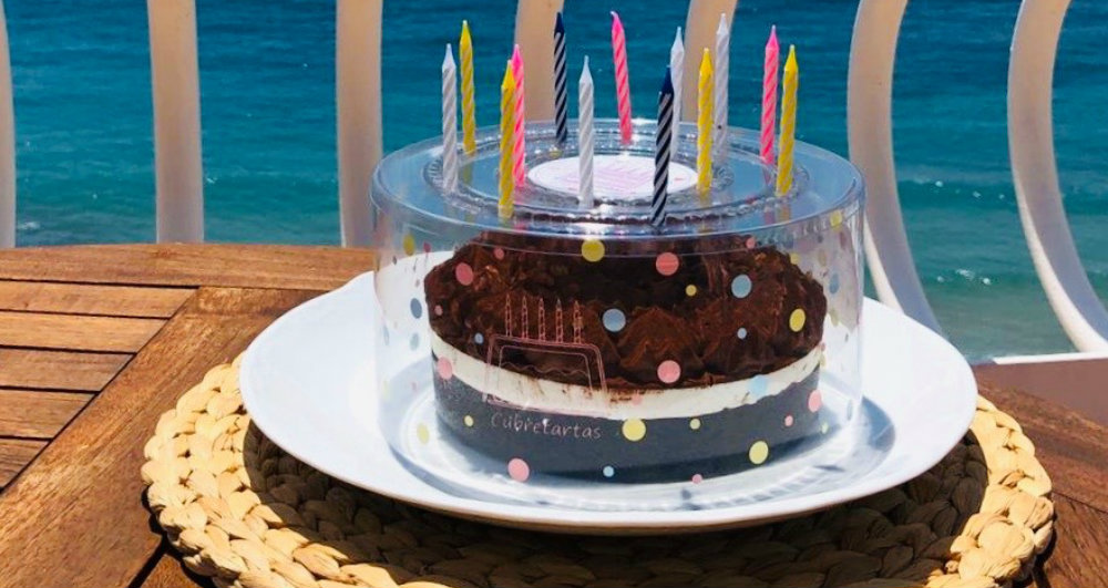 Crean un cubre pasteles para poder soplarle a las velitas