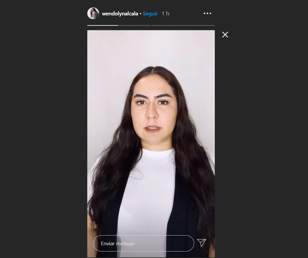 joven mete mano en salsa de taquería