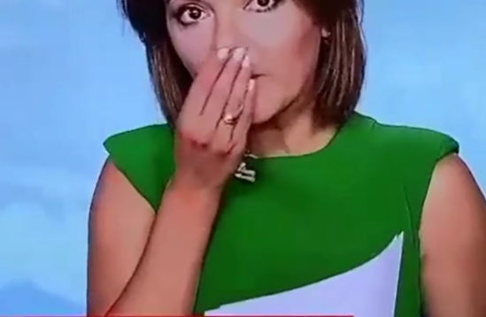 Conductora pierde un diente en la transmisión del noticiero
