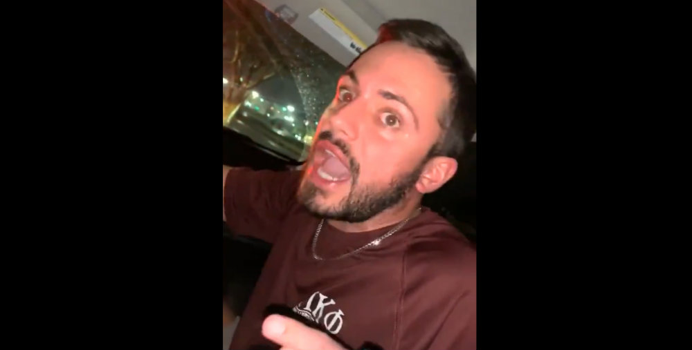 Gringo enfurece al descubrir que hay quesadillas sin queso