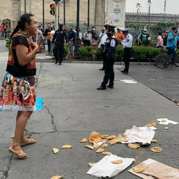 Policías de CDMX le tiran su mercancía a Lady Tacos de Canasta