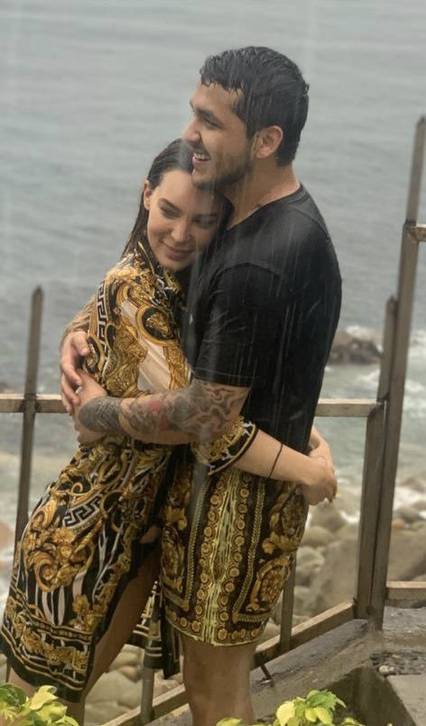 Nodal confirma romance con Belinda y les llueven los memes