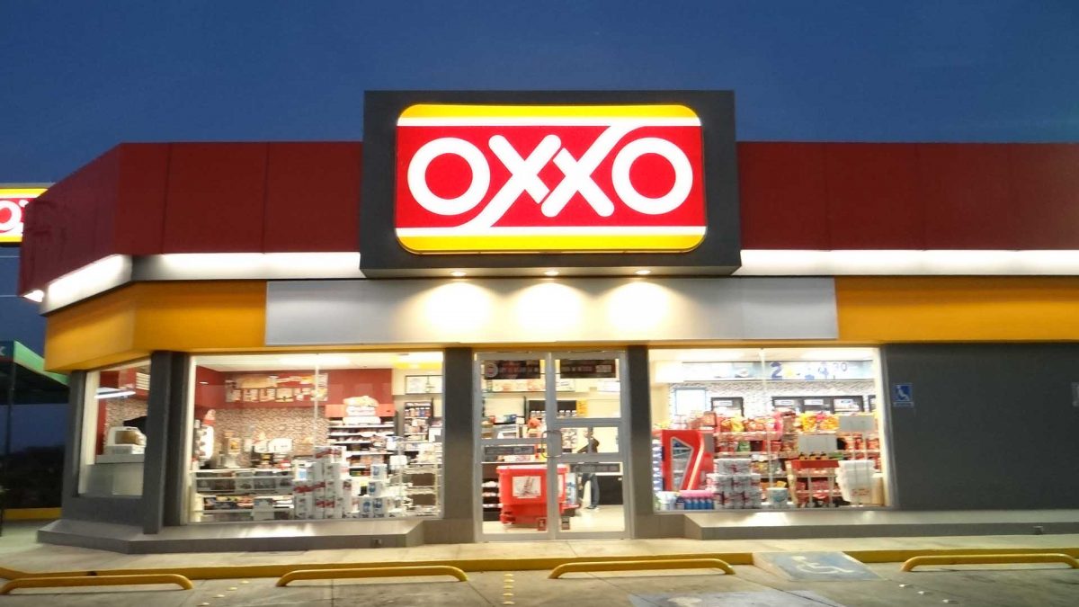 Escupen a abuelita en un Oxxo por pedir que usaran cubrebocas