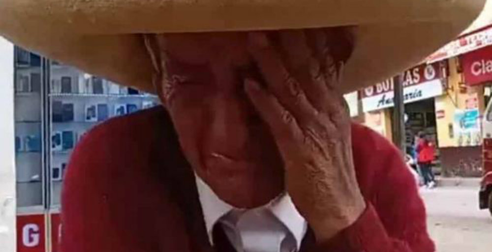 Abuelito llora porque sus hijos le exigen la herencia en vida