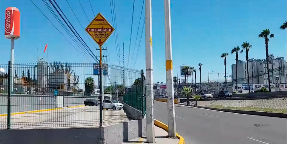 Acusan a Coca Cola de apropiarse de banqueta para su estacionamiento