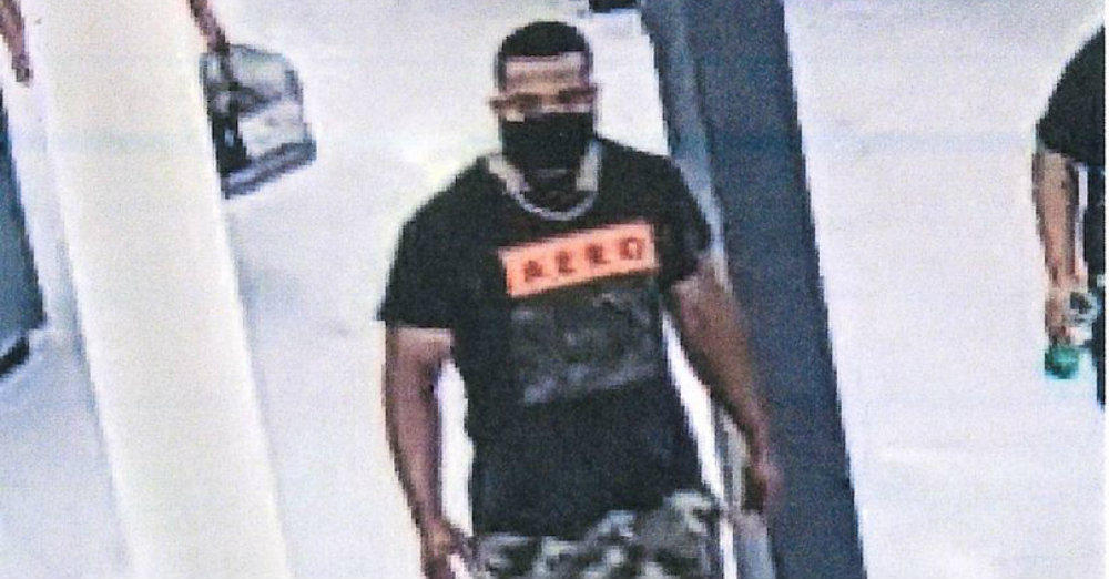 "Ahora tienes covid", hombre da abrazos a clientes para contagiarlos