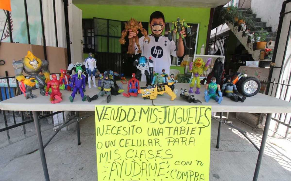 Niño vende sus juguetes para comprar una tablet y poder estudiar