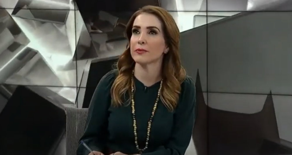 Conductora lanza insultos a su staff en pleno noticiero