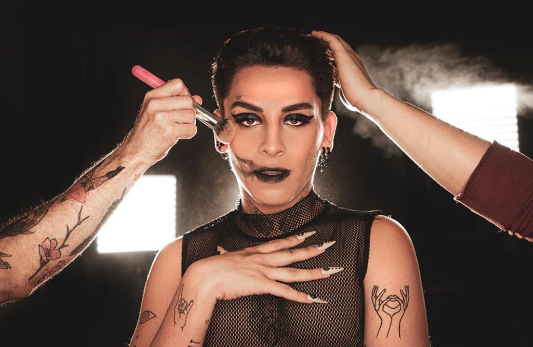 Influencer vende saludos que duran 7 segundos por mil 200 pesos