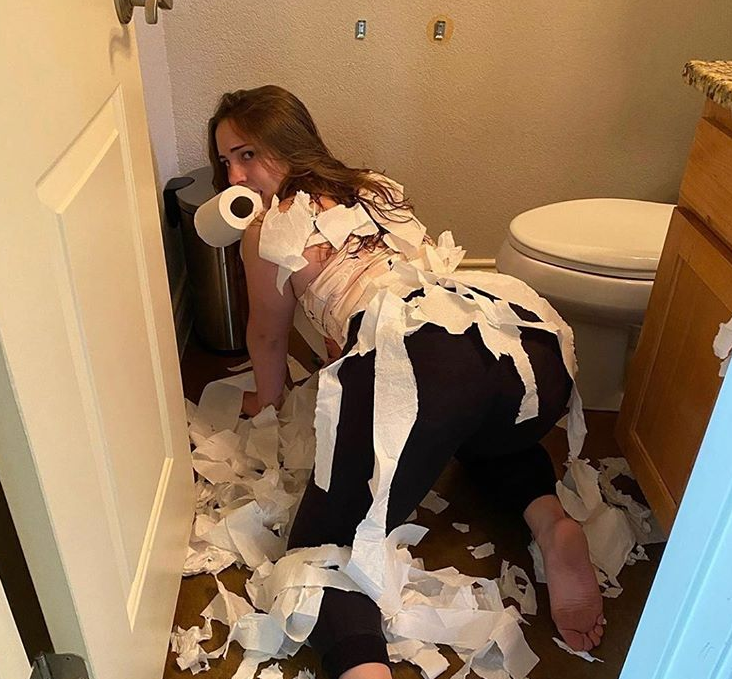 Esto gana al mes la joven que actúa como perro en TikTok