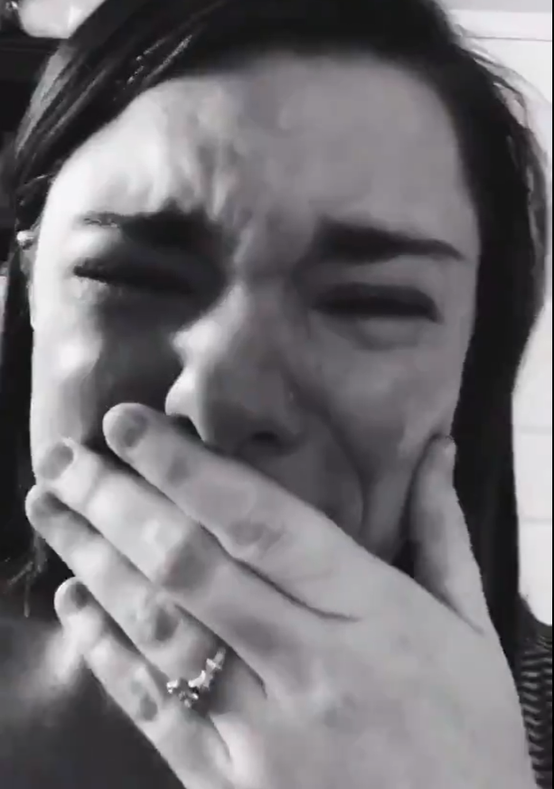 Mujer llora porque nadie fue a la fiesta de su hijo con síndrome de Down