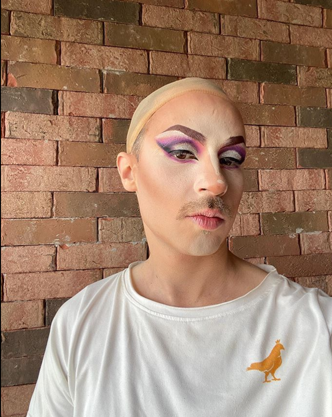 Tras ser acusado de machista, Luisito Comunica se viste de mujer