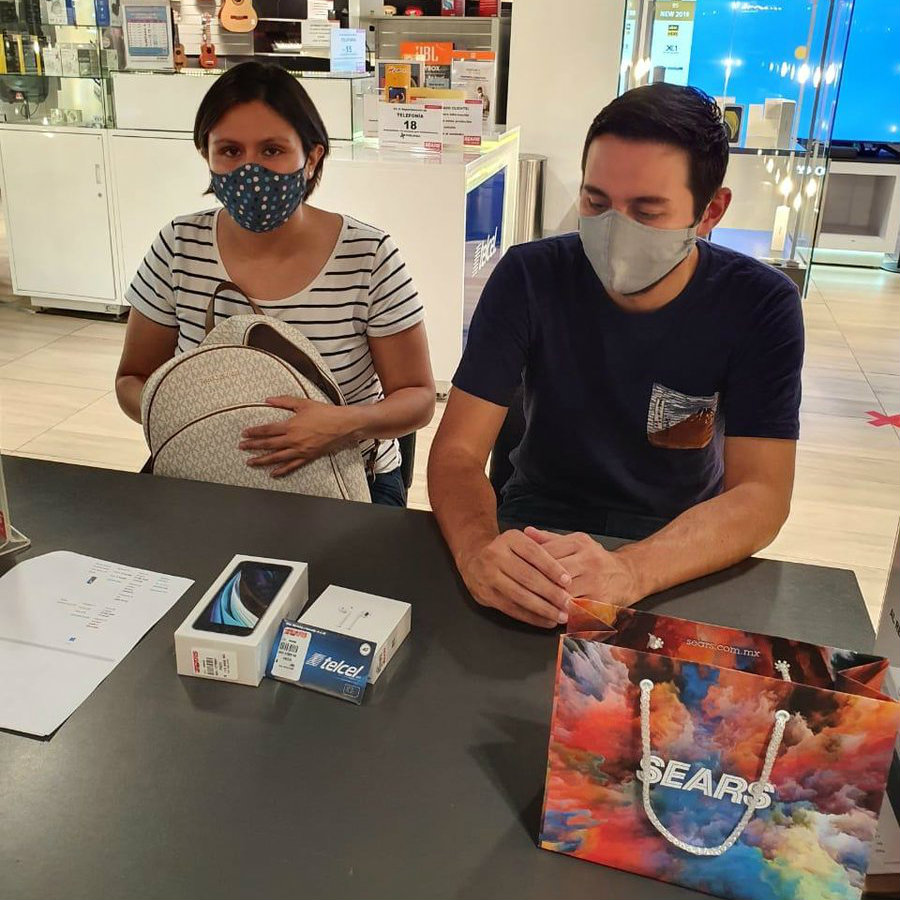 Sears recompensa a cliente que recibió un boing en vez de su iPhone