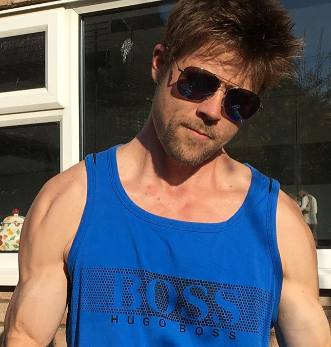 Albañil se hace famoso por su parecido con Brad Pitt y cambia de empleo