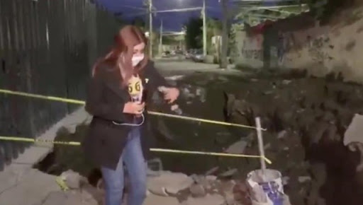 Camarógrafo se cae a un socavón en transmisión en vivo