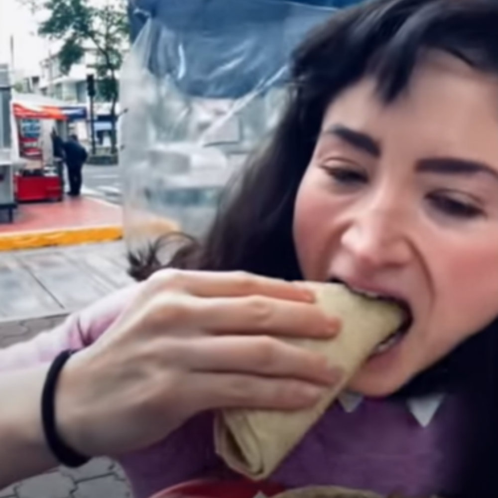 Lady 3 pesos come chicharrón en salsa verde en un puesto