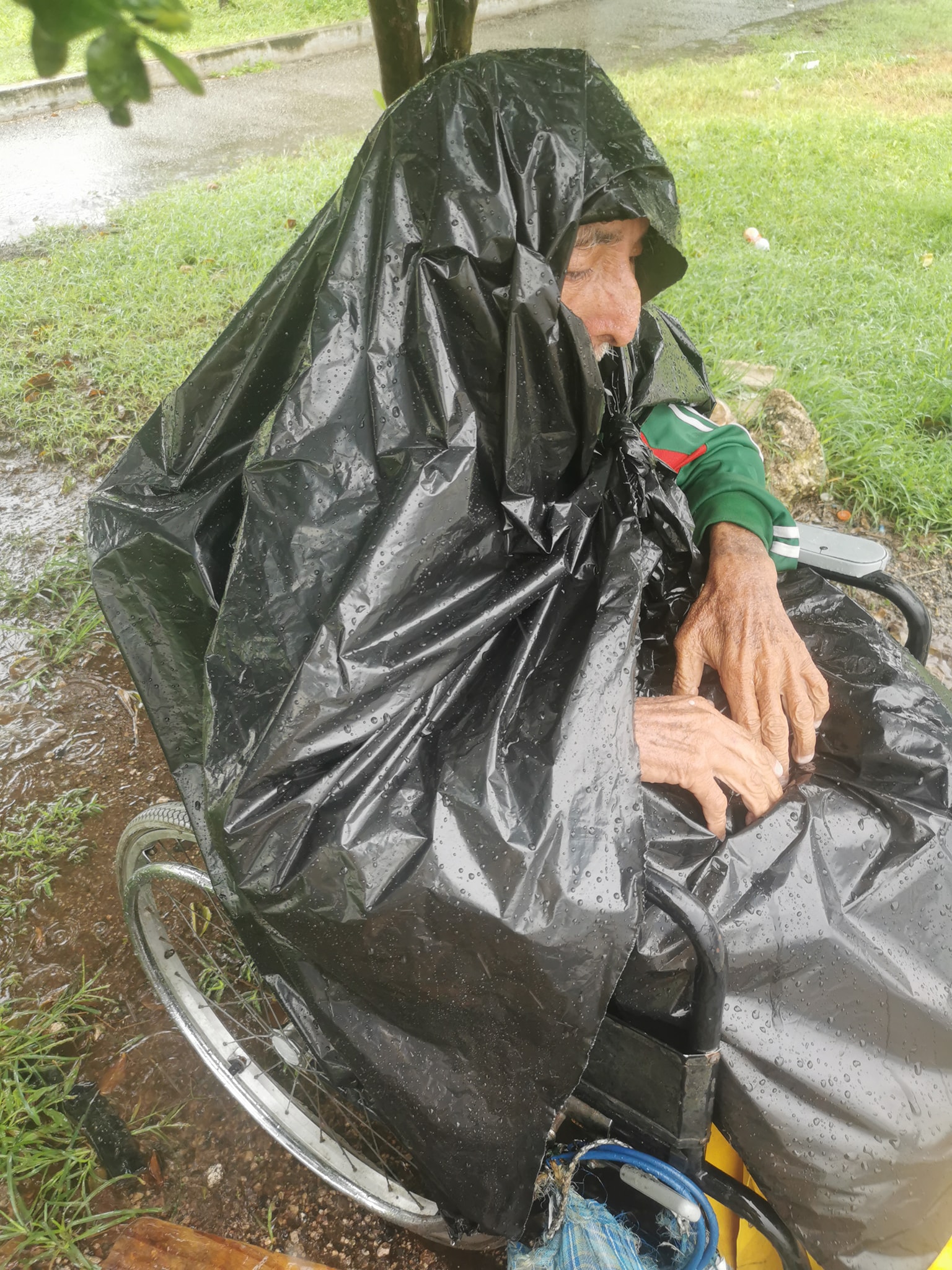 Captan a abuelito vendiendo periódicos en medio de la tormenta Gamma