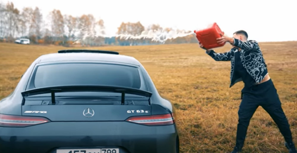 Influencer quema su Mercedes porque le dieron mal servicio en la agencia